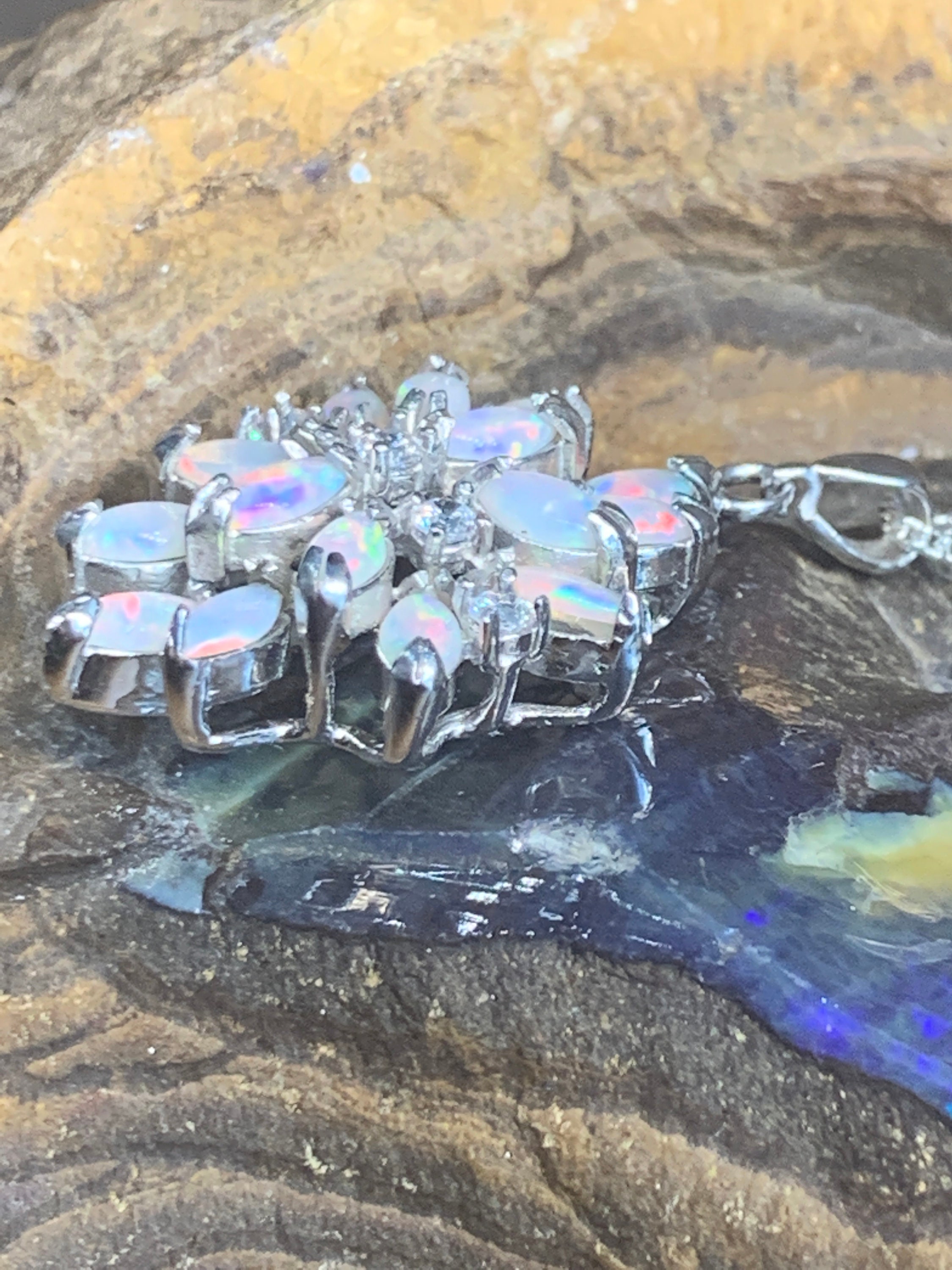 Collana con ciondolo a forma di fiore hawaiano in opalite bianca: argento sterling, 15 mm - Italia