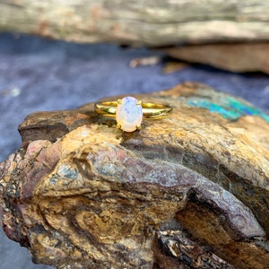 Gold plattierter Weißer Opal 8 x 6 mm Solitärring