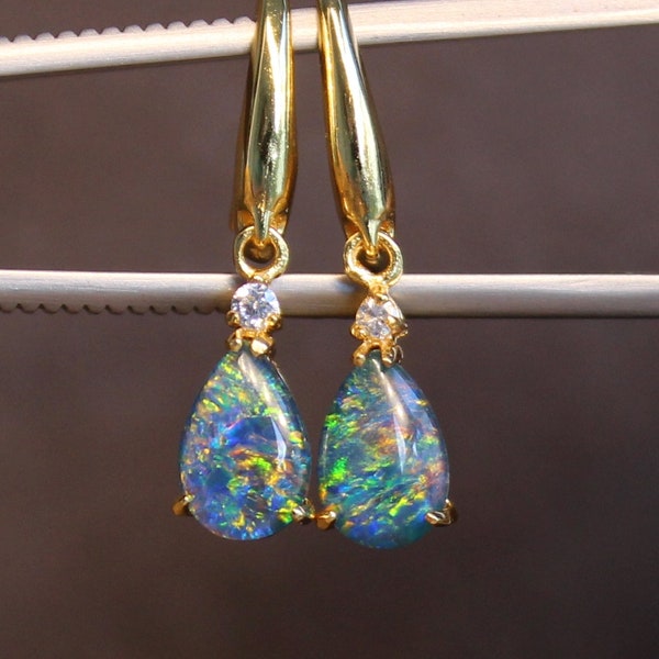 OPAL DANGLE OORBELLEN | Sterling verzilverde gouden peer natuurlijke opaal triplet oorbellen | Druppel oorbellen in traanvorm