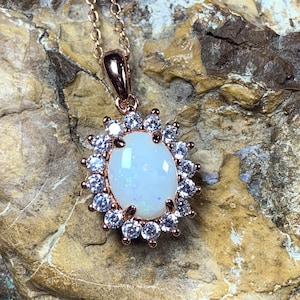 Colgante de ópalo blanco natural de 9 x 7 mm en racimo de plata bañada en oro rosa