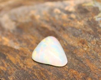 Ópalo blanco australiano / Gema suelta de talla triangular sólida (1,12 quilates)