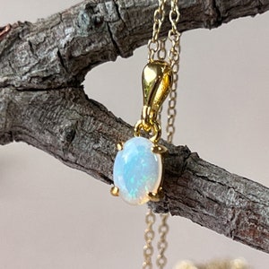 Colgante de plata de ley chapado en oro - Ópalo blanco natural de 7 x 5 mm, collar minimalista delicado, regalo de piedra de nacimiento perfecto para ella, collar para mujer