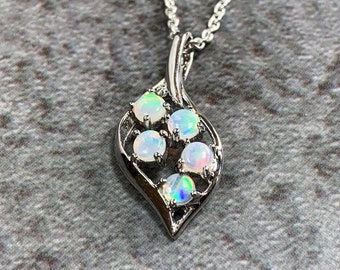 Colgante de ópalo natural de 3 mm con motivo de hoja de plata de ley