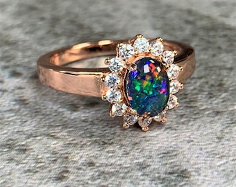 Anillo de ópalo australiano en oro rosa con halo de circonitas en plata de ley