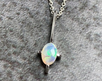 Colgante minimalista de ópalo australiano / Collar de plata de ley (7 x 5 mm)
