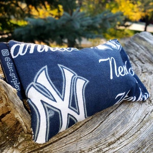 Disc Golf/ Ultimate Frisbee Chalk Bag for Improved Grip (Yankees) - By Gripley&#39;s