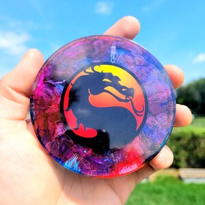 ディスクゴルフ ミニマーカー プレースメント ホルダー (モータル コンバット) Gripleys ギフトおよびディスクゴルフ アクセサリー
