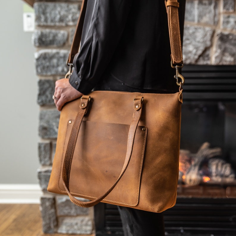 Sac fourre-tout personnalisé en cuir pleine fleur avec bandoulière Cadeau artisanal et intemporel pour elle image 2