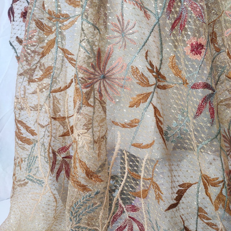 Tessuto in tulle marrone con fiori, squisito ricamo in oro, morbido tulle da sposa in pizzo, tessuto per abiti da sposa in pizzo, larghezza 51”, taglio su misura di alta qualità immagine 5