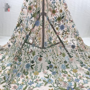 繊細な花と葉の刺繍が施された柔らかいチュールの花柄レース生地。ベビードレス、ボールガウン、花柄のウェディングドレス、レーストップ、幅47インチ。