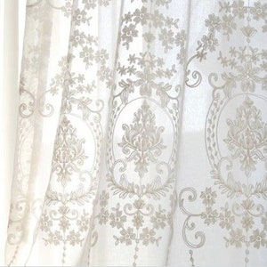 Fleur rétro de style européen blanc brodé sur tissu de rideau transparent en dentelle blanche, rideaux transparents brodés pour dentelle de mariage BackDrop