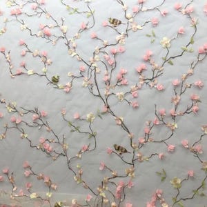Delicada tela de encaje floral 3D con pétalos rosas y ramas marrones bordadas, de tul rosa, para vestidos de novia y de niña de las flores.