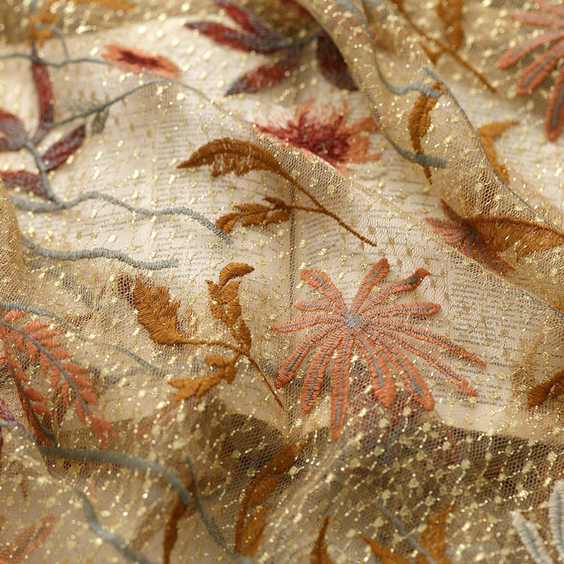 Tessuto in tulle marrone con fiori, squisito ricamo in oro, morbido tulle da sposa in pizzo, tessuto per abiti da sposa in pizzo, larghezza 51”, taglio su misura di alta qualità immagine 3