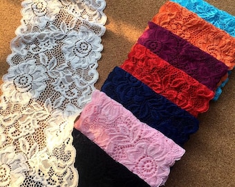 Puede incluir: Surtido de encajes en varios colores, incluyendo blanco, rosa, azul, rojo, naranja y morado. Los encajes presentan un delicado patrón floral.
