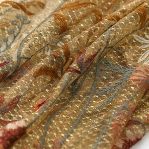 Tessuto in tulle marrone con fiori, squisito ricamo in oro, morbido tulle da sposa in pizzo, tessuto per abiti da sposa in pizzo, larghezza 51”, taglio su misura di alta qualità immagine 2