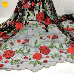 黒と白のチュール、赤いバラの花、葉の刺繍入り、柔らかい花柄レース生地、ベビードレス生地、ウェディングドレスレースベール生地、幅51インチ