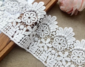 Tessuto in pizzo ricamato con fiori in pizzo di cotone bianco con bordo in pizzo, 2 yarde, larghezza 4,1”.