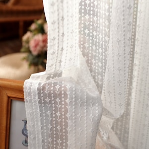Petite fleur rétro style Europe blanche brodée sur tissu de voilage en dentelle blanche, voilages brodés pour toile de fond en dentelle de mariage