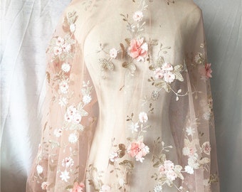 Op de afbeelding: Roze en gouden bloemen geborduurde tule stof met 3D bloemen. De stof is doorschijnend en delicaat, perfect om een ​​toets van elegantie toe te voegen aan elk project.