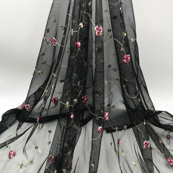 Tissu de dentelle brodé de fleur de rose rouge de tulle noir, robe de boule de tissu de dentelle florale de fleur colorée, robe de mariée florale, largeur supérieure de dentelle 47"