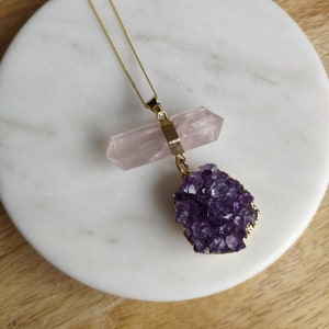 Ciondolo in pietra preziosa, ametista, quarzo rosa, collana e ciondolo, curativo, artigianale, grezzo, fascino, energia positiva, protezione, minerali