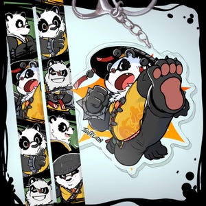 Puede incluir: Llavero de oso panda de dibujos animados con un atuendo de artes marciales amarillo y negro. El llavero tiene una cadena plateada y el texto "TIGERLION". El fondo es azul claro con una estrella naranja.