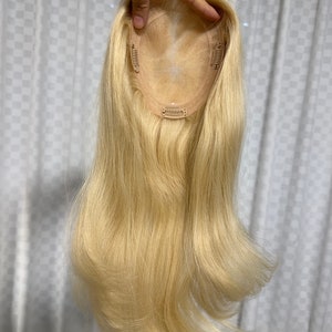 Puede incluir: Una peluca rubia con clips para sujetarla al cabello. La peluca est&aacute; hecha de cabello humano y tiene una textura natural y ondulada.