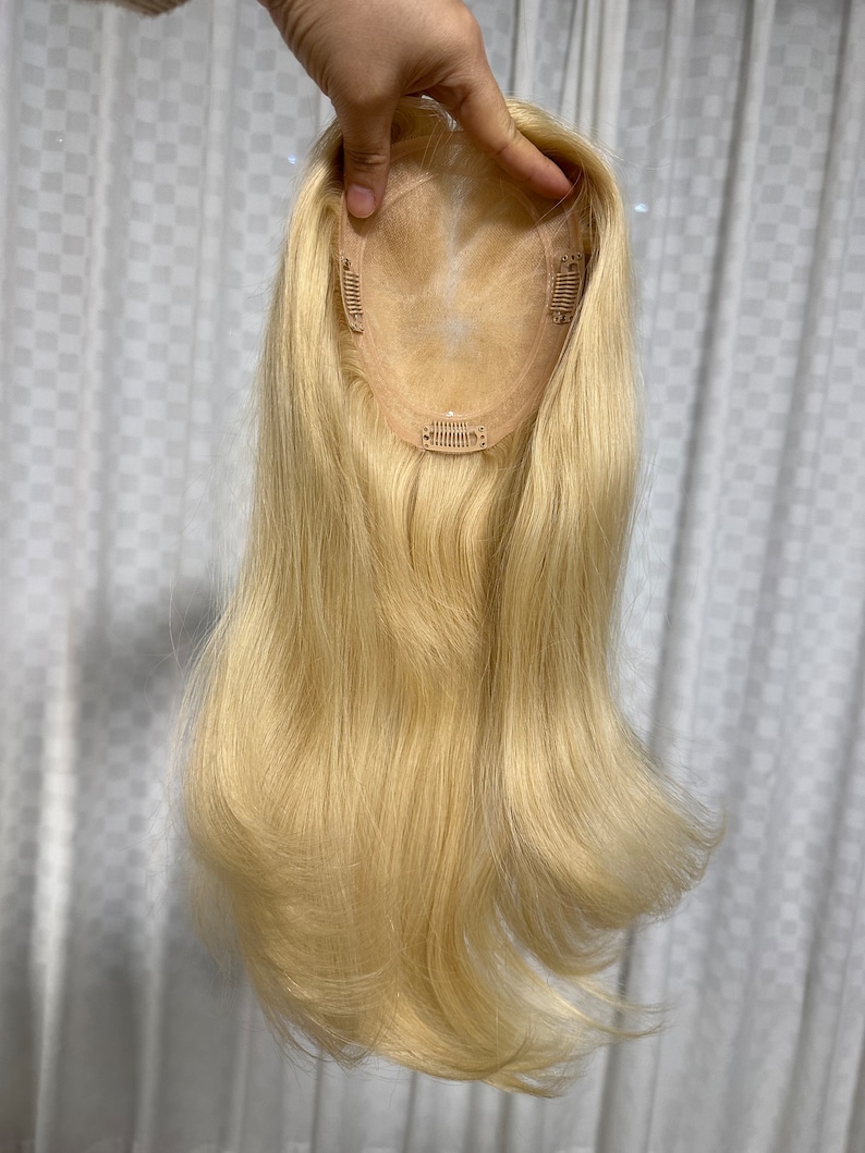 Puede incluir: Una peluca rubia con clips para sujetarla al cabello. La peluca est&aacute; hecha de cabello humano y tiene una textura natural y ondulada.