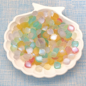 Cabochões de resina mini concha de 10 mm com pérolas planas para artesanato, fabricação de joias, acessórios para cabelo e pingentes para unhas DIY