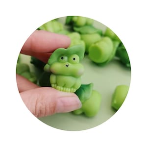 Mini Resin Frogs,Miniature Green Frog Mini Lotus Leaf Cartoon Style Tiny Figurines Frogs Decorations for Craft Home Landscape DIY Dollhouse