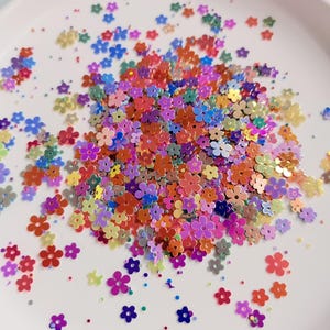 Holographic 5mm 10mm Flower Shape PVC Loose Sequins Glitter Paillettes for Nail Art Manicure/Sewing/Wedding Decor Confetti