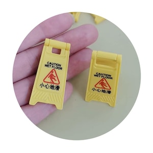 Venta al por mayor, casa de muñecas en miniatura, escala 1/12, señal de advertencia de precaución por piso mojado, juguetes de escena de tráfico en miniatura, accesorios de decoración para casa de muñecas