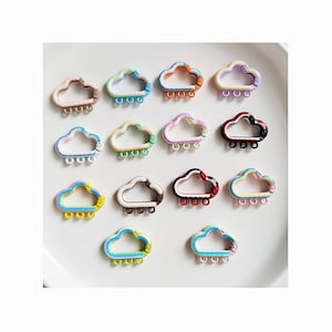 Puede incluir: Surtido de 12 cierres metálicos en forma de nube de colores, con tres anillos cada uno. Los cierres son de varios colores, incluyendo rosa, azul, verde, naranja, marrón y rojo.