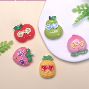 Kleurrijke plaksteen fruitbedels van hars met coole glazen perzik, appel, parel, ananas Ontwerpen voor knutselen scrapbooking en sieraden knutselen