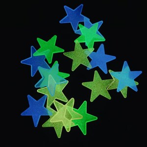 30 mm lichtgevende sterren plastic muurstickers, helder gloeiend in het donker voor thuiskunstdecoratie, plafond, slaapkamer wanddecoratie