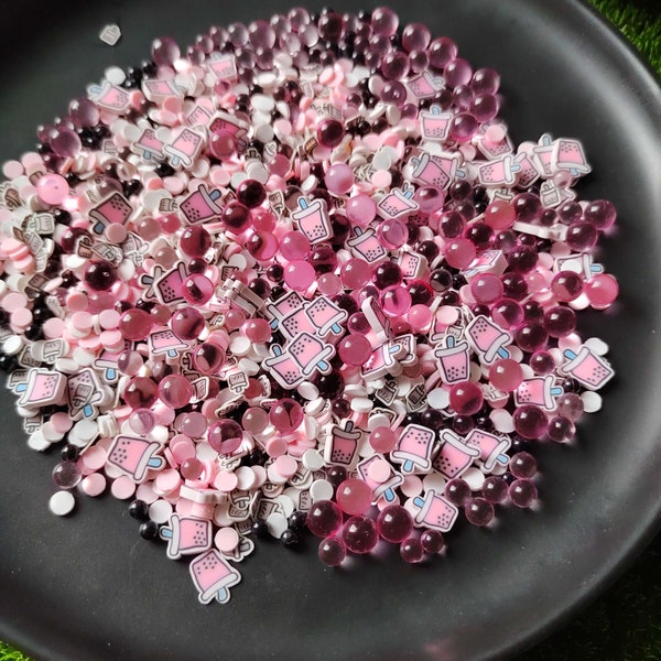 Mélange mignon de tranches de thé Boba au lait, de paillettes d'argile polymère et de perles de résine