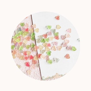 Vente en gros Artisanat en plastique en résine scintillante mignon coeur fleur bijoux breloques perles acryliques à dos plat