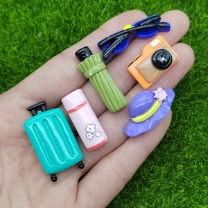 Assorted Travel Lovers Tools Accessories Niedliche Gepäck Regenschirm Sonnenbrille Kamera Sonnenhut Flatback Harz Cabochons Scrapbook DIY