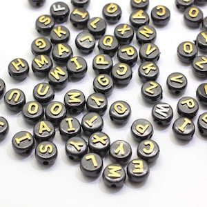Cuentas de letras del alfabeto acrílicas negras y doradas de 10 mm, mezcladas al azar, para hacer joyas, pulseras y collares.