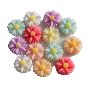 O plástico da margarida encanta a decoração lisa da flor da margarida da resina 13mm