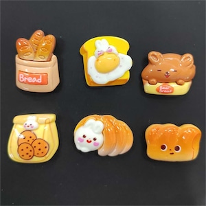 Pan de dibujos animados kawaii de resina con parte posterior plana, modelos de alimentos, lindos dijes que se adaptan a la confección de moños para el cabello, adornos para álbumes de recortes
