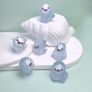Light Blue Glow in Dark Resin Ghost Figuren Luminous Halloween Ghost Miniatur Gartendekoration, Bonsai Statuen, DIY Crafts