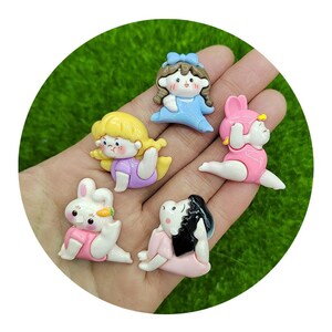 Simpatica ragazza che balla in resina cabochon con retro piatto in miniatura per orecchini pendenti con fiocco per capelli