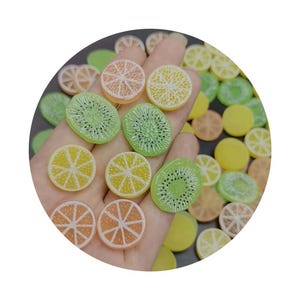 Pendientes con dije de fruta de resina de imitación realista de 20 mm con forma de rebanada de fruta, color naranja, limón y kiwi