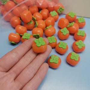Juego de accesorios creativos de resina de caqui para crema de frutas, fabricación de joyas, fundas para teléfonos, pinzas para el cabello y adornos para zapatos.