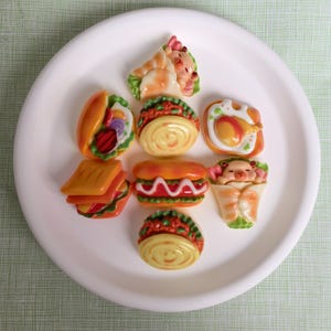 Mini Food Charms Burger Hot Dog Resin Decorative Charms Realistic Fast Food Toys for DIY Craft Accessories, Dollhouses, Play Food Set