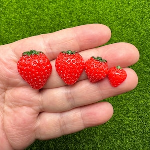 Vente en gros DIY Figurines Miniatures Fraises Résine De Fruits Cabochon À Dos Plat Miniature Art Alimentaire Approvisionnement Charme Artisanat Décoratif