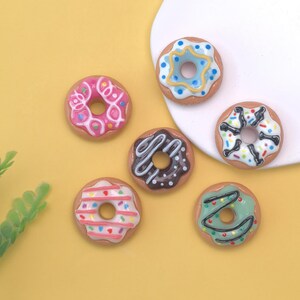 Breloques colorées en résine imitation beignet pour la création de coques de téléphone, de pinces à cheveux et de bijoux à faire soi-même