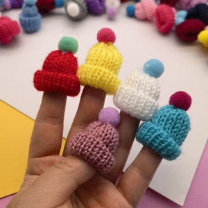 Mix Farben Puppenhaus Miniatur Schöne Gestrickte Beanie Hut Kappe Mini Handgemachte Kleine Strickmütze Für DIY Puppen Dekoration Phone Case Dekoration