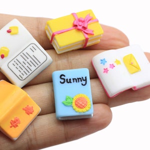 Miniaturas aleatorias para casa de muñecas, minilibros clásicos con tapa, cuaderno, decoración de muebles, suministros de juguetes para muñecas